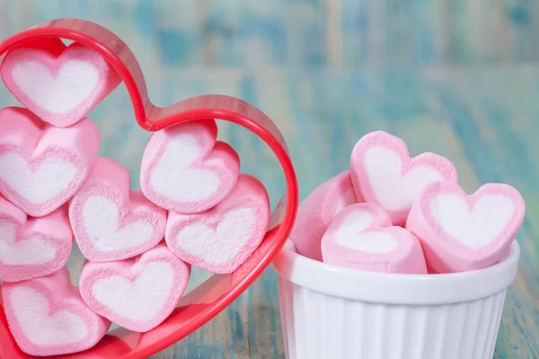 Bonbons en forme de coeur sur fond, mise au point sélective . — Photo
