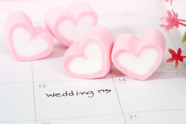 düğün planı takvim ve kalp şeklindeki 