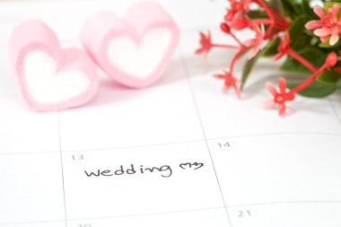 düğün planı takvim ve kalp şeklindeki 