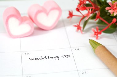 düğün planı takvim ve kalp şeklindeki 