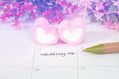 düğün planı takvim ve kalp şeklindeki 