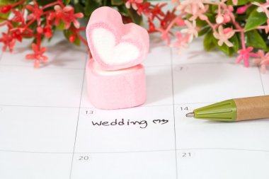 düğün planı takvim ve kalp şeklindeki