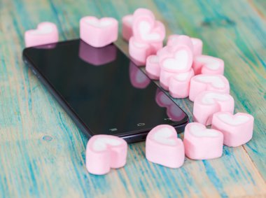 Kalp şekli akıllı telefon ile kavrulmuş lokum gibiydi 