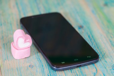 Kalp şekli akıllı telefon ile kavrulmuş lokum gibiydi 