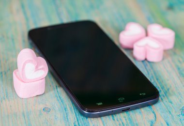 Kalp şekli akıllı telefon ile kavrulmuş lokum gibiydi 