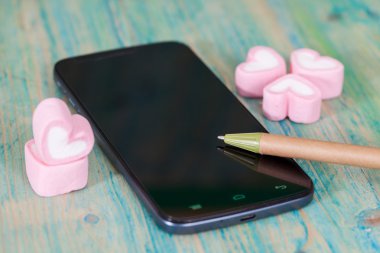 Kalp şekli wood.selective f akıllı telefon ile kavrulmuş lokum gibiydi