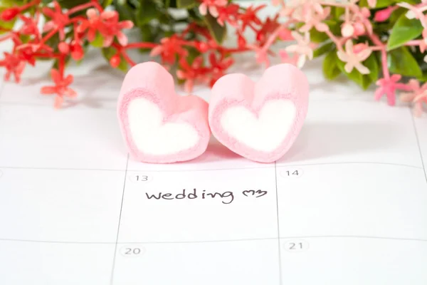 Plan de mariage sur calendrier et forme de coeur — Photo
