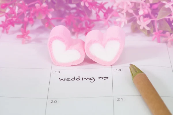 Plan de mariage sur calendrier et forme de coeur — Photo