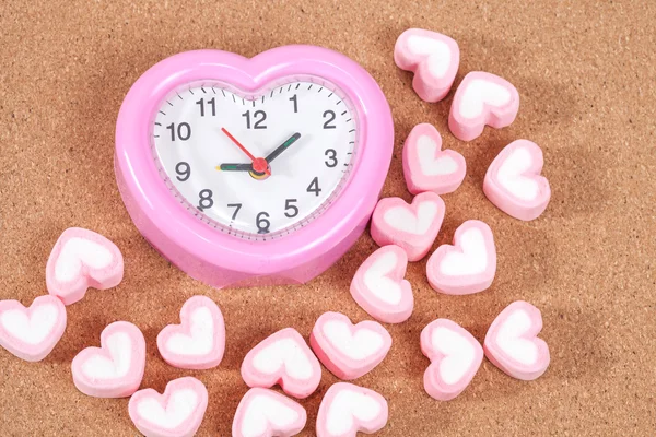 Reloj y forma de corazón de malvaviscos en — Foto de Stock
