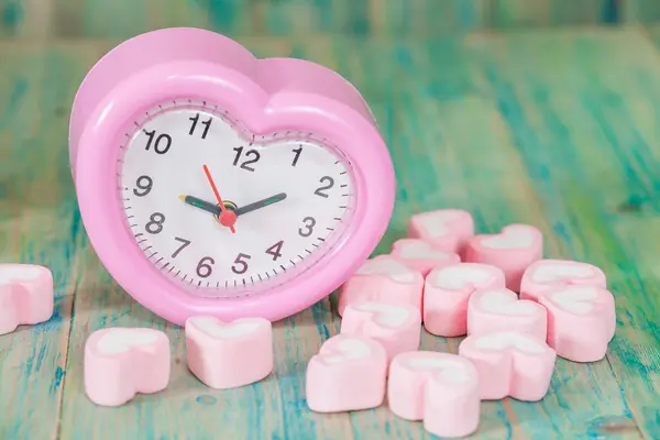 Clock and heart shape of marshmallows on — Stock Photo, Image