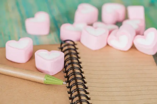 Återvinna anteckningsbok och penna med söt hjärta form på — Stockfoto