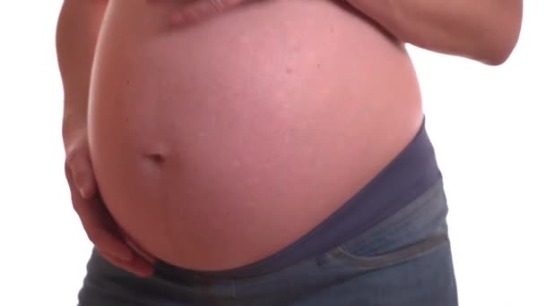 Femme enceinte dansant avec un gros ventre se sentant heureuse sur fond blanc. — Video