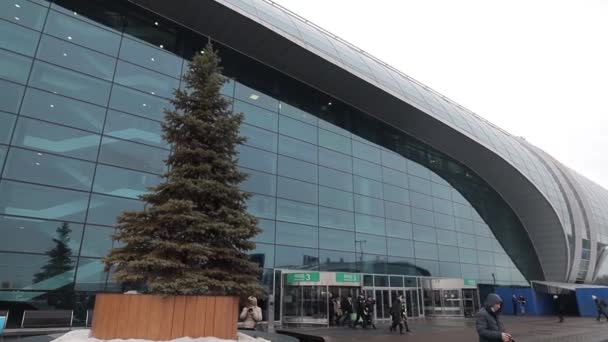 Building of the Domodedovo airport. The letters with the name on the facade — Stock Video