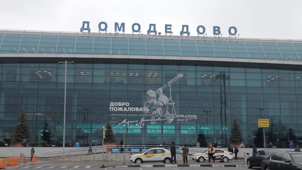 Bau des Flughafens Domodedovo. Die Buchstaben mit dem Namen an der Fassade lizenzfreies Stockvideo