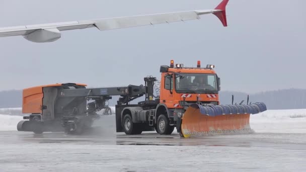 Riesige Schneefräse räumt die Landebahn. Eine große orangefarbene Maschine entfernt Schnee Videoclip