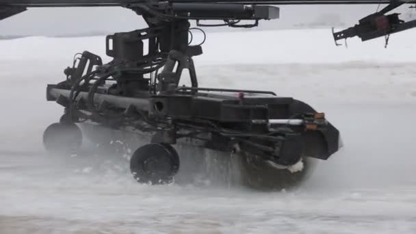 Un enorme spazzaneve pulisce la pista. Un primo piano di una spazzola da neve — Video Stock