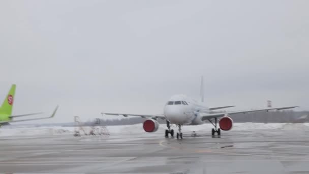 Dolly lövöldözés repülőgépek Domodedovo repülőtér. — Stock videók