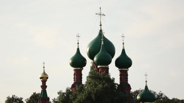 A templom zöld kupolái keresztekkel. A templom teteje a szürke ég ellen. — Stock videók