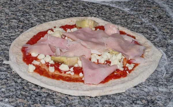 Italienische Pizza bereit zum Kochen — Stockfoto