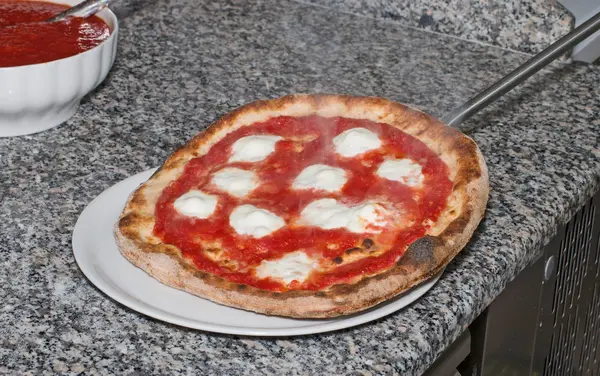 Pizza Margherita mit Büffelmozzarella — Stockfoto