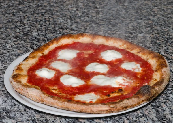 Pizza Margherita mit Büffelmozzarella — Stockfoto