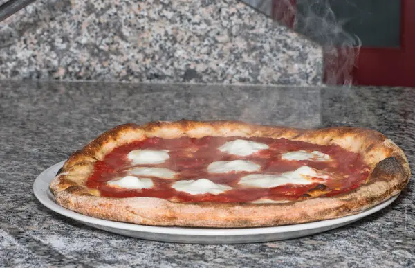 Pizza margherita con mozzarella de búfalo — Foto de Stock