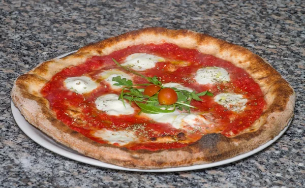 Pizza margherita con mozzarella de búfalo — Foto de Stock