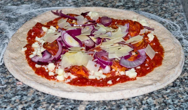 Pizza bereit für den Ofen — Stockfoto