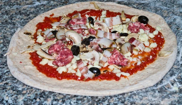 Pizza lista para horno — Foto de Stock