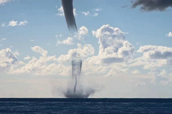 Торнадо над Средиземным морем — стоковое фото