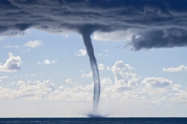 Торнадо над Средиземным морем — стоковое фото