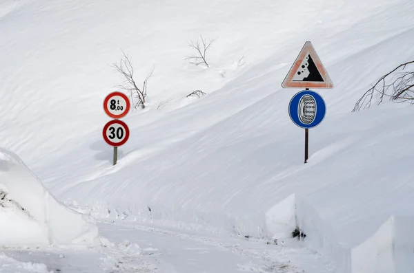 Road sign on a mountain road — Stock Photo, Image