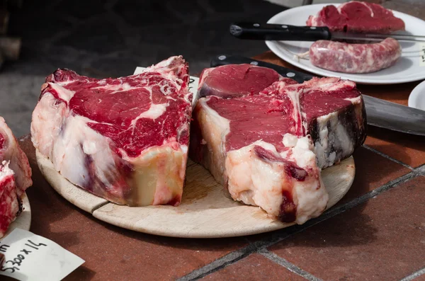 Floransa biftek ızgara için hazır