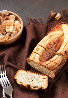 Kahverengi kara zeminde muzlu ekmek