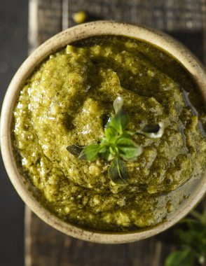 Fesleğenli pesto sosu, çam fıstığı ve sarımsak. Yüksek kalite fotoğraf