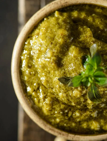 Fesleğenli pesto sosu, çam fıstığı ve sarımsak. Yüksek kalite fotoğraf
