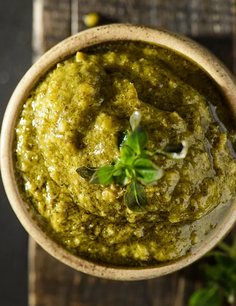 Fesleğenli pesto sosu, çam fıstığı ve sarımsak. Yüksek kalite fotoğraf