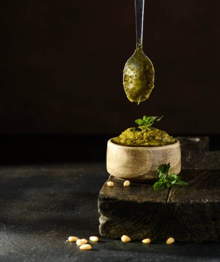 fesleğenli pesto sosu, çam fıstığı ve sarımsak.