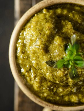 fesleğenli pesto sosu, çam fıstığı ve sarımsak.