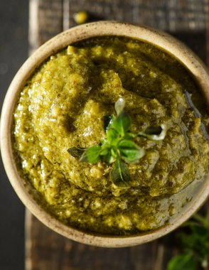 fesleğenli pesto sosu, çam fıstığı ve sarımsak.
