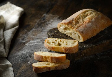 Ciabatta tahtada kesilmiş. Yüksek kalite fotoğraf