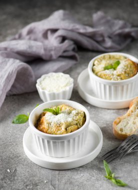 Peynirli ve fesleğenli fırında omlet. Yüksek kalite fotoğraf