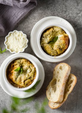 Peynirli ve fesleğenli fırında omlet. Yüksek kalite fotoğraf