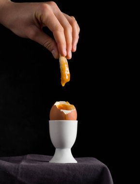 Siyah arka planda rafadan yumurta.