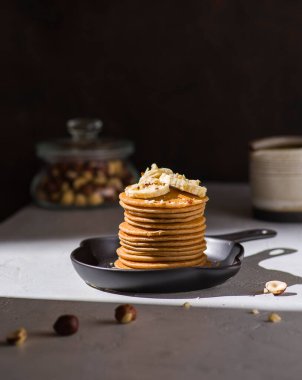 Muzlu, çikolatalı ve fındıklı krep.