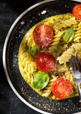 Domates ve fesleğenli fusilli makarna.