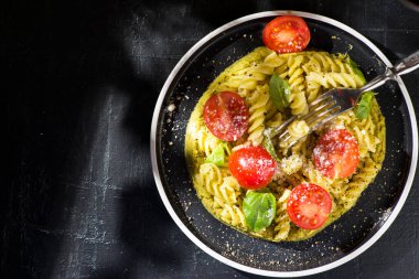 Domates ve fesleğenli fusilli makarna.