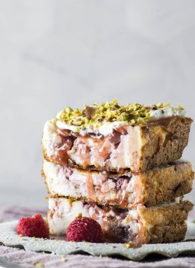 ahududulu peynirli turta. 