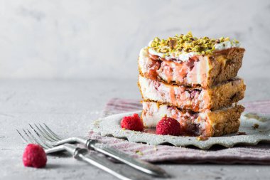 ahududulu peynirli turta. 