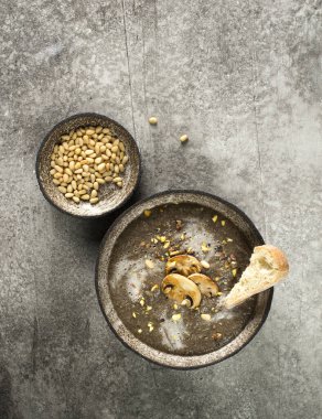 Gri arka planda kremalı şampiyon çorbası